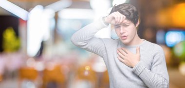 Genç yakışıklı adam giyen kış kazak izole arka plan dokunmadan üzerinde hastalık ve ateş, grip ve soğuk, virüs hasta için alın