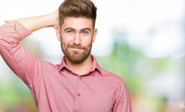 Genç yakışıklı iş casual adam yanıltır ve soru hakkında merak ediyorum. Şüphe, kafasına el ile düşünme ile belirsiz. Dalgın kavramı.