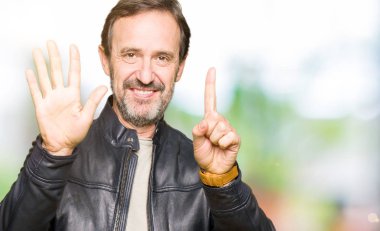 Orta yaş yakışıklı adam siyah deri ceket gösteren giyen ve parmakları ile işaret ederken emin ve mutlu gülümseyerek altı numara.
