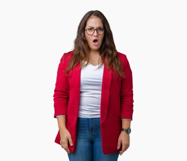 Güzel artı boyutu genç iş kadını şok karşısında izole arka plan üzerinde şık ceket ve gözlük takıyor, şüpheci ve alaycı, seyir sürpriz ile açık ağız