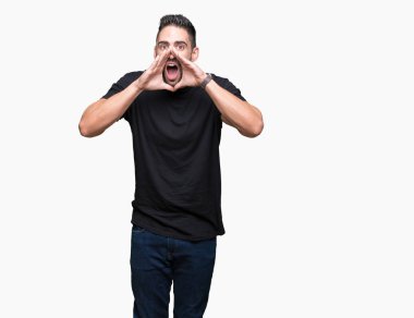 Genç yakışıklı adam ağzına sesle elleriyle kızgın bağırarak izole arka plan üzerinde