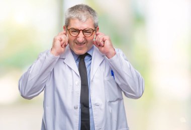 Yakışıklı kıdemli Doktor, yüksek sesle müzik gürültü rahatsız ifade parmaklarıyla kulaklarıyla kapsayan arka plan üzerinde beyaz önlük giyen bilim adamı profesyonel adam izole. Sağır kavramı.