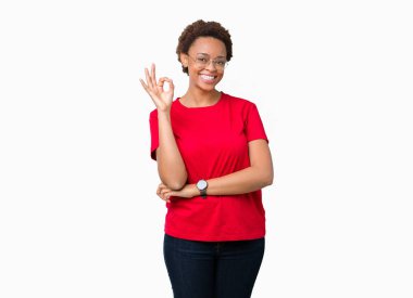 İzole arka plan el ve parmaklar ok işaretiyle yapıyor olumlu gülümseyen üzerinde gözlük güzel genç Afro-Amerikan kadın. Başarılı ifade.