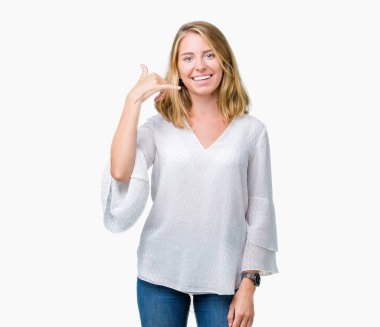 Güzel genç zarif kadın yapıyor gülümseyen izole arka plan üzerinde telefon hareketi ile el ve parmak telefonda konuşuyor gibi. Kavramları iletişim.