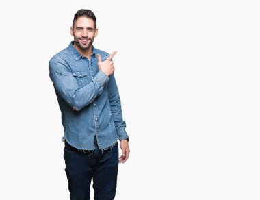 Yakışıklı delikanlı izole arka neşeli bir gülümseme ile el ve parmak kadar yan yüzünde mutlu ve doğal ifade ile işaret yüz üzerinden