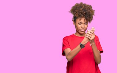 Güzel genç Afro-Amerikan kadın yüzünden izole arka plan acı acı elleri ve parmakları, artrit inflamasyon