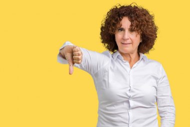 Mutsuz ve kızgın ret gösterilen ve başparmak aşağı hareketi ile negatif seyir izole arka plan güzel orta ager üst düzey businees kadın. Kötü ifade.