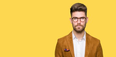 Gözlük şüpheci ve sinir, papatyanın üzgün sorunu nedeniyle giyen genç yakışıklı iş adam. Negatif kişi.