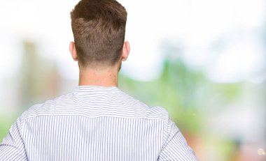 Geriye doğru uzakta silah ile vücut üzerinde seyir duran genç yakışıklı adam