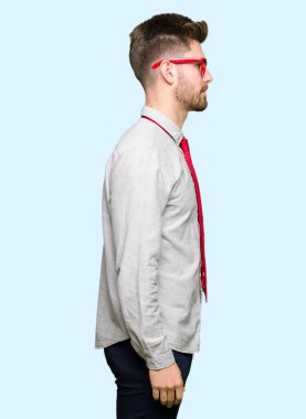 Tarafına, arayan genç yakışıklı iş adam gözlük dinlenmek doğal yüz emin gülümseme ile pozuyla profil.