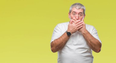 İzole arka plan ağız hata için elleriyle kapsayan şok içinde yakışıklı komuta sizde. Gizli kavramı.