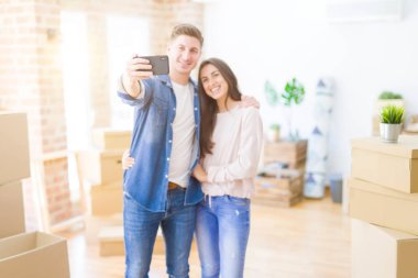 Güzel genç çift ile bir selfie fotoğraf alarak mutlu gülümseyen 