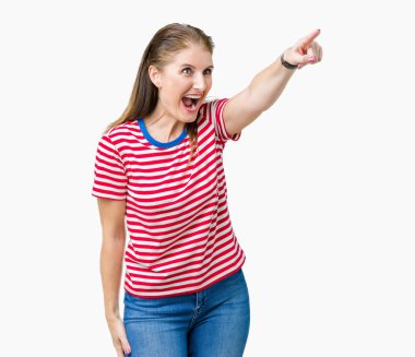 Orta yaş Olgun kadın izole arka plan ile sürpriz devam et, parmakla üzerinde rahat t-shirt giyen ağız açık ifade, önünde bir şey hayret
