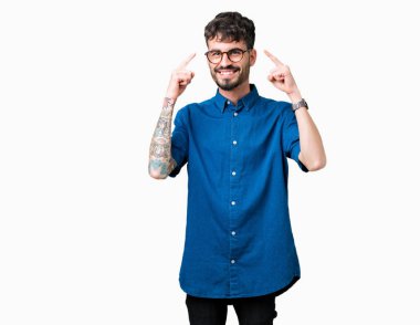 Hem el parmak, harika bir fikir ya da düşünce, iyi bellek ile baş gösteren gülümseyen genç yakışıklı adam gözlük izole üzerinde arka plan