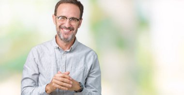 Arka plan eller üzerinde gözlük takan yakışıklı orta yaş zarif komuta sizde birlikte izole ve rahat ve neşeli gülümseyen parmak çarpı işareti. Başarı ve iyimser