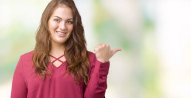 Güzel seyir ve başparmak yanında yukarıyı mutlu yüz ile gülümseyen izole arka plan boyutu genç kadın artı.