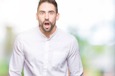 Genç iş adamı izole arka plan korkuyor ve şok sürpriz ifade, korku ve heyecan yüz üzerinden.