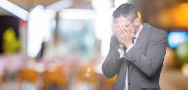 Yüzünü elleriyle ağlayarak süre kapsayan üzgün ifade ile izole arka plan üzerinde genç yakışıklı iş adamı. Depresyon kavramı.