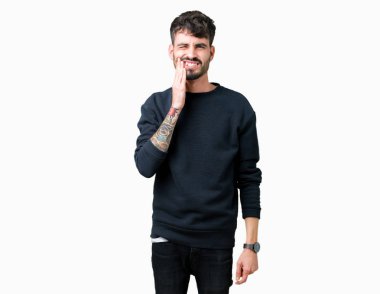 Yakışıklı delikanlı diş ağrısı veya dişlerde dişlerle ilgili hastalık nedeniyle ağız acı ifadesi ile el ile dokunmak izole arka plan üzerinde. Diş hekimi kavramı.