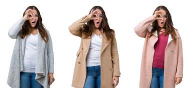 Kolaj güzel artı boyutu kadın izole arka plan üzerinde kış ceket giyen ok jest sürpriz yüz ile şok yapıyor, parmaklardan bakarak göz. İnanmayan ifade.