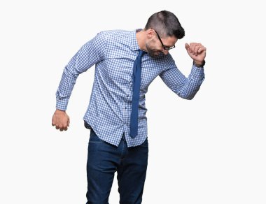 İzole arka plan üzerinde gözlük takan genç iş adamı mutlu ve neşeli dans, eğlenceli hareketli rahat ve müzik dinleme emin