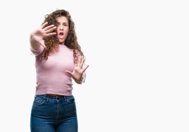 Güzel esmer kıvırcık saçlı Genç kız üzerinde pembe kazak giyiyor şokta bağırarak arka plan korkuyor ve dehşet korku ifade dur hareketi el ile ile izole. Panik kavramı.