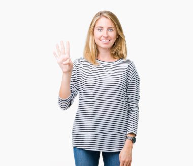 Güzel genç kadın giyiyor çizgili süveter gösterilen ve parmakları ile işaret izole arka plan üzerinde dört kendinden emin ve mutlu gülümseyerek iken numara.