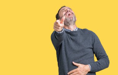 Bir kazak izole üzerinde giyen yakışıklı orta yaş üst düzey adam arka plan sizin parmak el kamerasıyla göğüs üzerinde utanç ifadesi işaret eden gülme