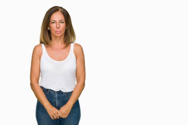 Yüzünde ciddi bir ifade ile izole arka plan güzel orta yaş rahat yetişkin kadın. Basit ve doğal kameraya bakıyor.