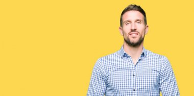 Yakışıklı iş adamı ile mavi gözlü el ele tutusun ve rahat ve neşeli gülümseyen parmak çarpı işareti. Başarı ve iyimser