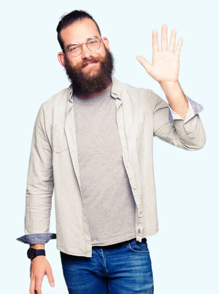 Junger Blonder Mann Mit Brille Der Fröhlich Und Lächelnd Grüßt — Stockfoto