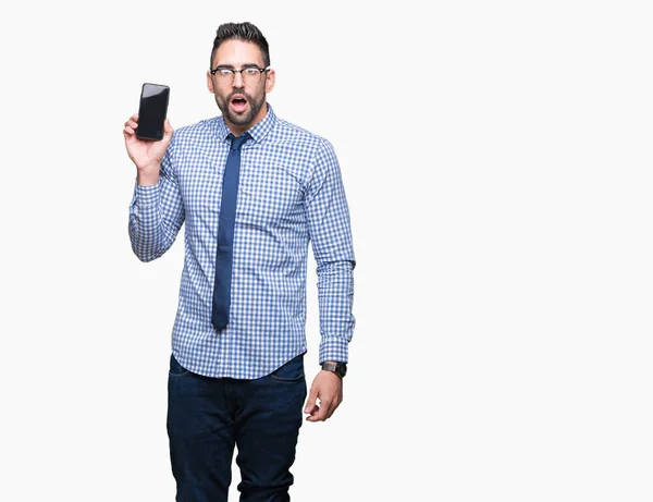 Junger Geschäftsmann Zeigt Smartphone Bildschirm Vor Isoliertem Hintergrund Erschrocken Mit — Stockfoto