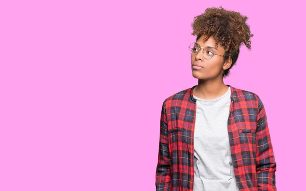 Bela Jovem Afro Americana Mulher Vestindo Óculos Sobre Isolado Fundo — Fotografia de Stock