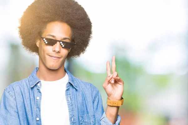 Unga Afroamerikanska Man Med Afro Hår Glasögon Thug Life Leende — Stockfoto