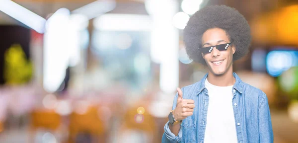 Νεαρός Αφρικανική Αμερικανική Άνθρωπος Αφρο Μαλλιά Που Φοράει Γυαλιά Ζωή — Φωτογραφία Αρχείου