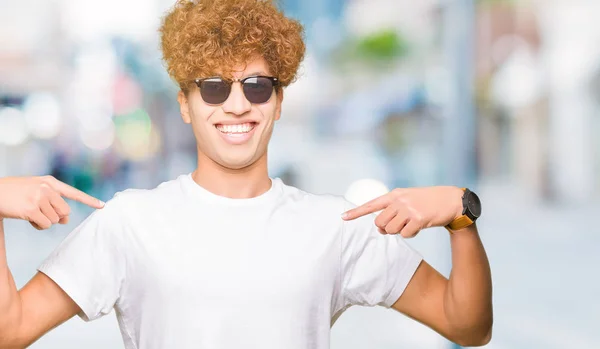 Ung Vacker Man Med Afro Hår Bär Solglasögon Ser Självsäker — Stockfoto