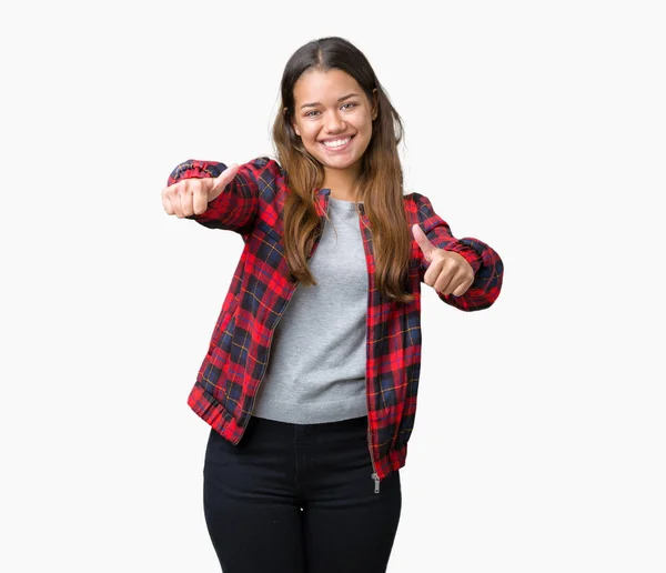 Joven Mujer Morena Hermosa Usando Una Chaqueta Sobre Fondo Aislado —  Fotos de Stock