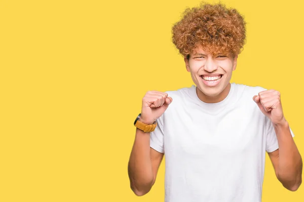 Joven Hombre Guapo Con Pelo Afro Vistiendo Casual Camiseta Blanca —  Fotos de Stock