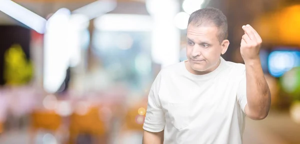 Meia Idade Árabe Homem Wearig Branco Shirt Sobre Fundo Isolado — Fotografia de Stock