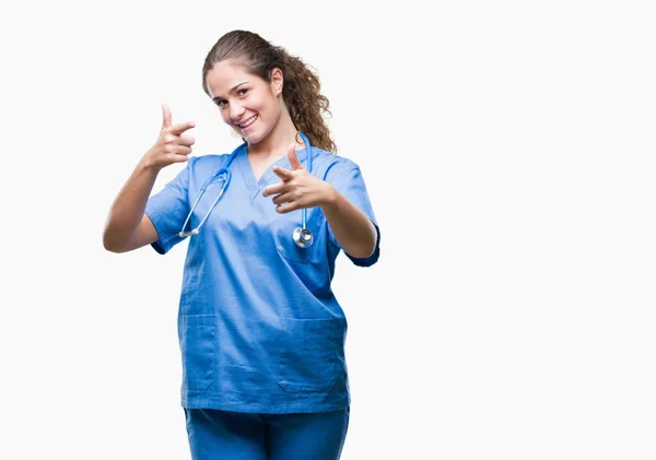 Menina Médica Morena Jovem Vestindo Uniforme Enfermeira Cirurgião Sobre Fundo — Fotografia de Stock