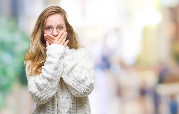 Junge Schöne Blonde Frau Trägt Winterpullover Und Sonnenbrille Über Isoliertem — Stockfoto