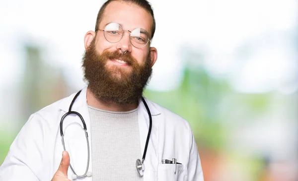 Jovem Médico Loiro Com Barba Vestindo Casaco Médico Fazendo Polegares — Fotografia de Stock