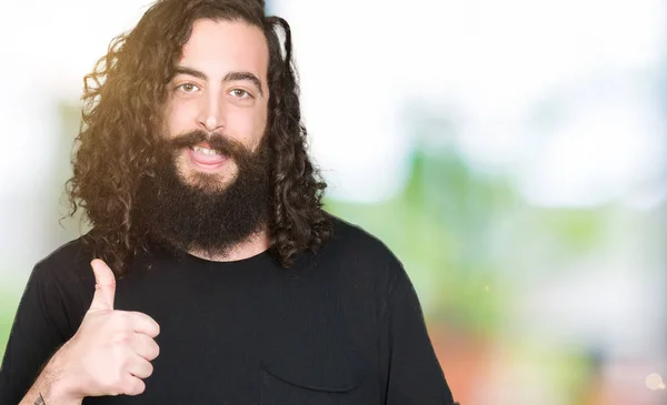 Joven Hombre Con Pelo Largo Barba Con Traje Metal Pesado —  Fotos de Stock