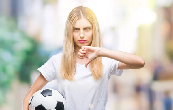 Joven Hermosa Mujer Rubia Sosteniendo Pelota Fútbol Sobre Fondo Aislado —  Fotos de Stock