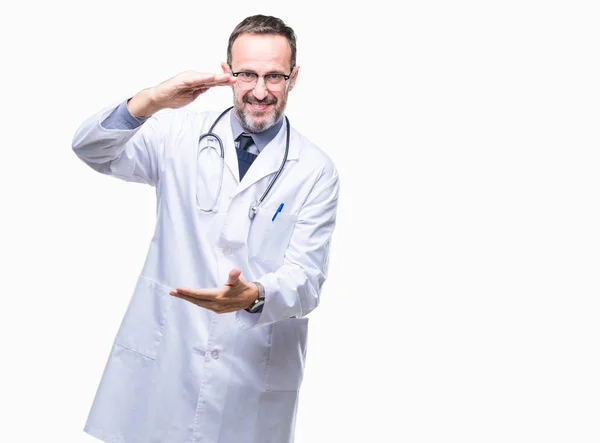 Hombre Médico Edad Madura Con Uniforme Médico Aislado Gesto Fondo —  Fotos de Stock