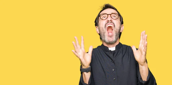 Középkorú Pap Ember Katolikus Köntös Őrült Őrült Kiabálás Ordítás Agresszív — Stock Fotó