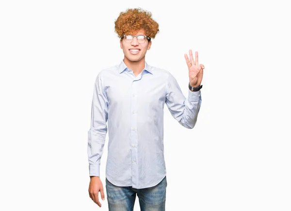 年轻英俊的商人戴着眼镜 一边带着自信和快乐的微笑 一边用手指三指着 — 图库照片