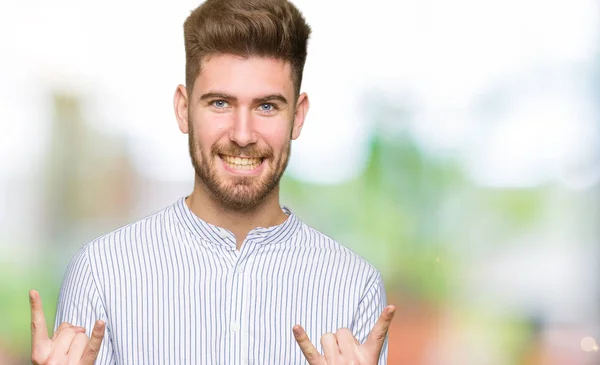 Jovem Homem Bonito Gritando Com Expressão Louca Fazendo Símbolo Rocha — Fotografia de Stock