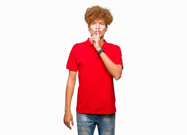 Homem Bonito Jovem Com Cabelo Afro Vestindo Camiseta Vermelha Pedindo — Fotografia de Stock