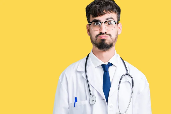 Ung Läkare Man Klädd Sjukhus Kappa Över Isolerade Bakgrund Pustande — Stockfoto